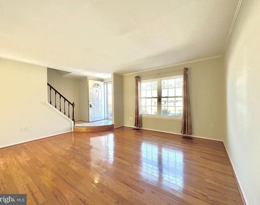 402 Carousel Court - Photo Thumbnail 6