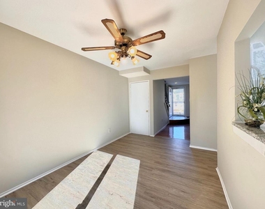 402 Carousel Court - Photo Thumbnail 12