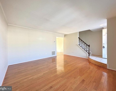 402 Carousel Court - Photo Thumbnail 5