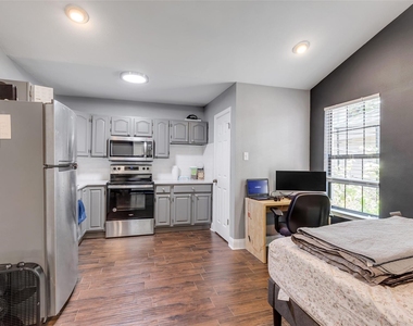 815 E 31st St - Photo Thumbnail 14