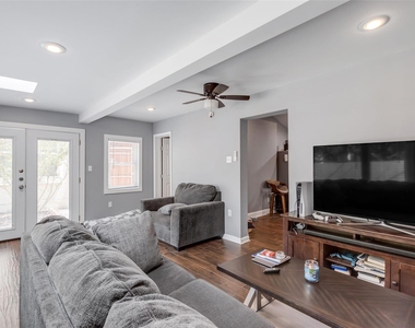 815 E 31st St - Photo Thumbnail 6