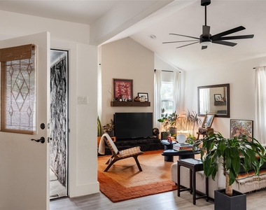 904 Acorn Oaks Dr - Photo Thumbnail 3
