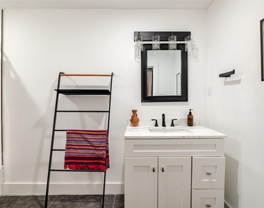 904 Acorn Oaks Dr - Photo Thumbnail 17