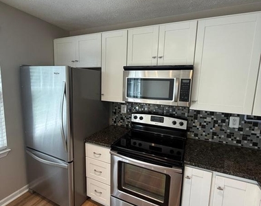 805 London Court - Photo Thumbnail 11