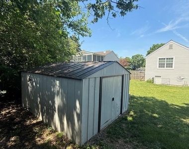 805 London Court - Photo Thumbnail 34