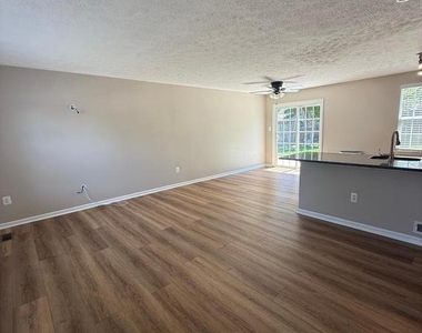 805 London Court - Photo Thumbnail 4
