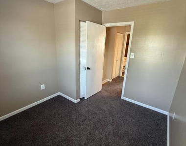 805 London Court - Photo Thumbnail 29
