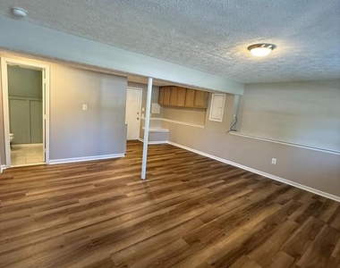 805 London Court - Photo Thumbnail 15