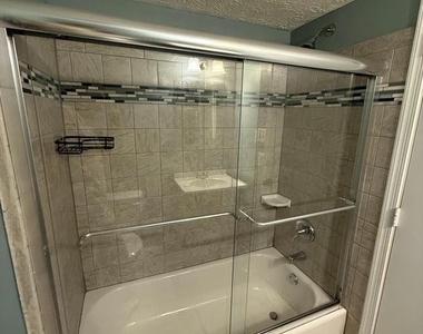 805 London Court - Photo Thumbnail 21