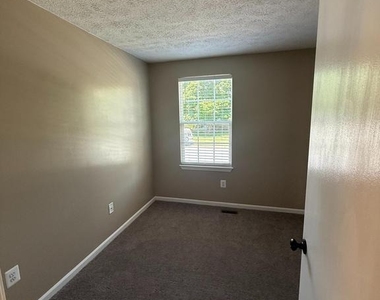 805 London Court - Photo Thumbnail 28