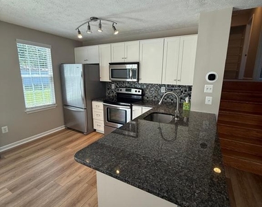 805 London Court - Photo Thumbnail 8