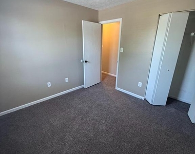 805 London Court - Photo Thumbnail 27