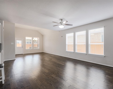 205 Penna Ln - Photo Thumbnail 3