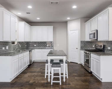 205 Penna Ln - Photo Thumbnail 7