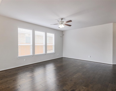 205 Penna Ln - Photo Thumbnail 4