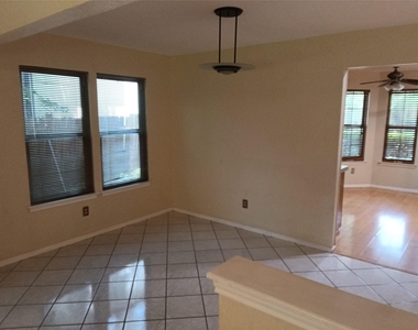 514 Maple Run - Photo Thumbnail 5