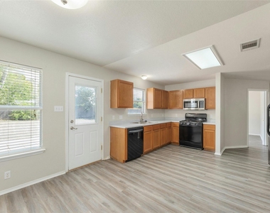 113 Matthew Dr - Photo Thumbnail 9