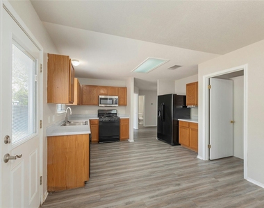 113 Matthew Dr - Photo Thumbnail 11