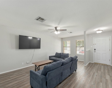 113 Matthew Dr - Photo Thumbnail 4