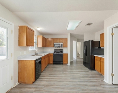 113 Matthew Dr - Photo Thumbnail 10