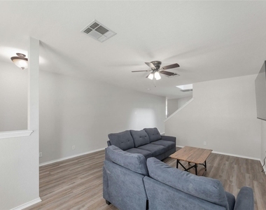 113 Matthew Dr - Photo Thumbnail 6