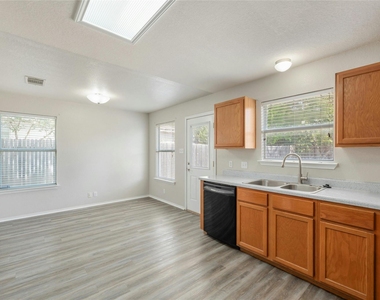 113 Matthew Dr - Photo Thumbnail 8