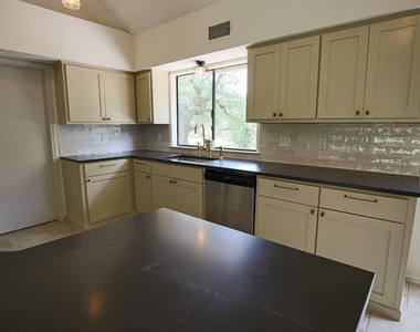 708 Cowal Dr S - Photo Thumbnail 2