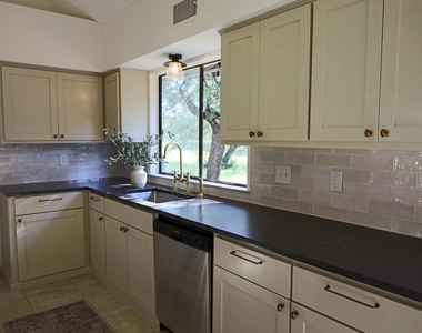 708 Cowal Dr S - Photo Thumbnail 3