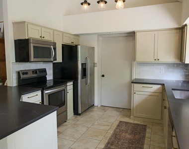 708 Cowal Dr S - Photo Thumbnail 4
