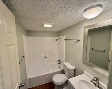 8909 Parkfield Dr - Photo Thumbnail 10