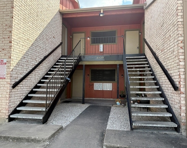 8909 Parkfield Dr - Photo Thumbnail 2