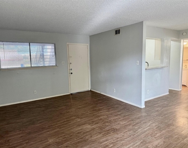 8909 Parkfield Dr - Photo Thumbnail 4