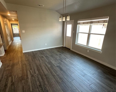 3102 Stonewall Dr - Photo Thumbnail 2