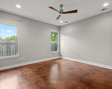 913 Stobaugh St - Photo Thumbnail 23