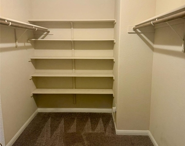 315 Nottingham Loop - Photo Thumbnail 6