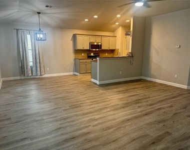 315 Nottingham Loop - Photo Thumbnail 2
