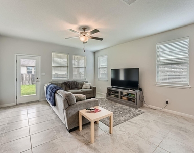 104 Red Cedar Ct - Photo Thumbnail 2