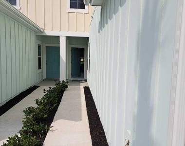 213 Pasadena Drive - Photo Thumbnail 1