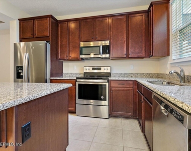 526 Richmond Drive - Photo Thumbnail 5
