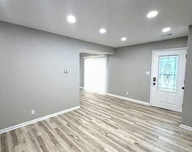 2338 Carnation Drive - Photo Thumbnail 2
