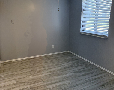3405 Holiday Court - Photo Thumbnail 6