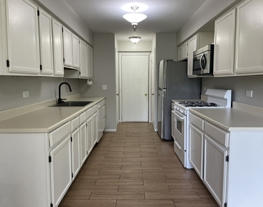 462 Village Creek Drive - Photo Thumbnail 1