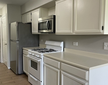 462 Village Creek Drive - Photo Thumbnail 3