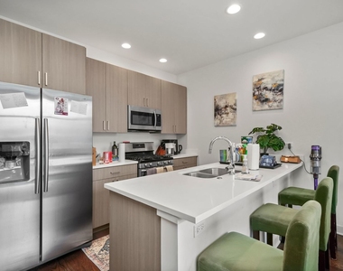 838 W Erie Street - Photo Thumbnail 4