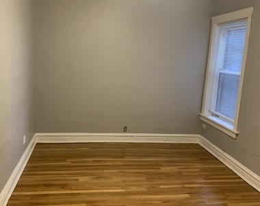 5352 N Winthrop Avenue - Photo Thumbnail 5