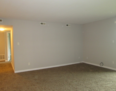 800 Brook Drive - Photo Thumbnail 5