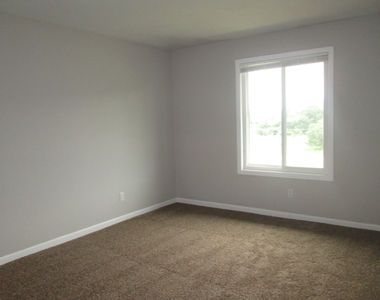 800 Brook Drive - Photo Thumbnail 8