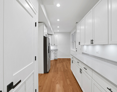 1055 W Pratt Boulevard - Photo Thumbnail 10