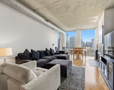 700 N Larrabee Street - Photo Thumbnail 1