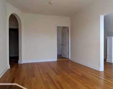 2704 N Sawyer Avenue - Photo Thumbnail 2
